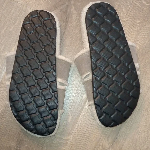 CUSHIONAIRE - The "H" Sherpa Slippers - Size: 9 - Picture 3 of 3